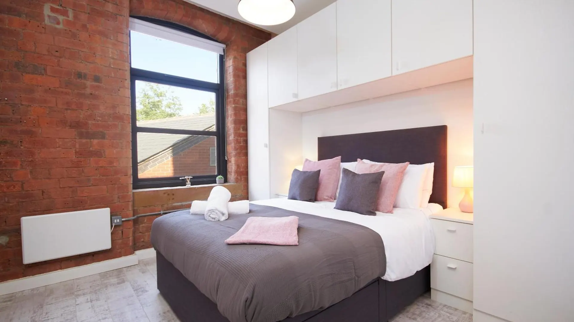 Sleek Manhattan Style Apartment In Central Leeds